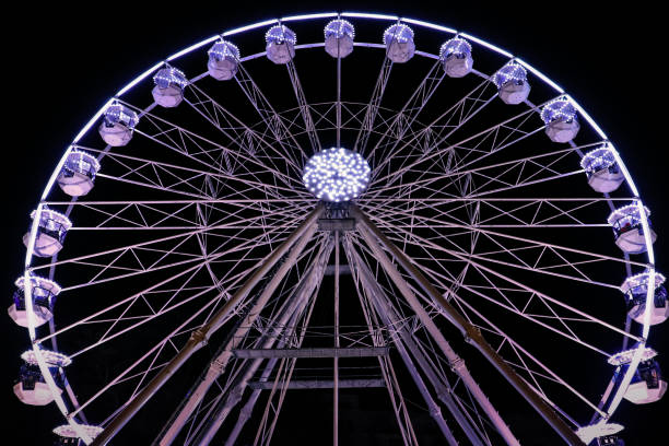 колесо обозрения в темноте - carnival spinning built structure frame стоковые фото и изображения