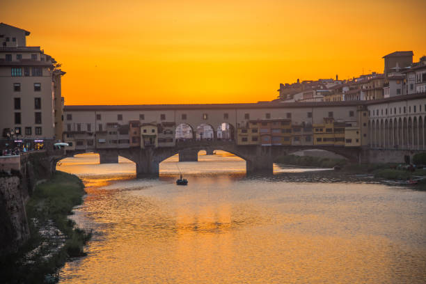 puente de cecchio - sun sunlight italy florence italy fotografías e imágenes de stock