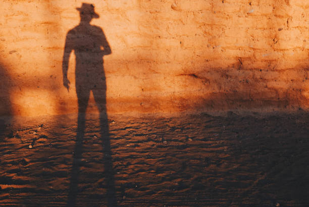 pistolero nel deserto - the western wall foto e immagini stock