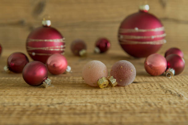 Des boules de Noël sur une petite coupelle, en Indre et Loire, en France