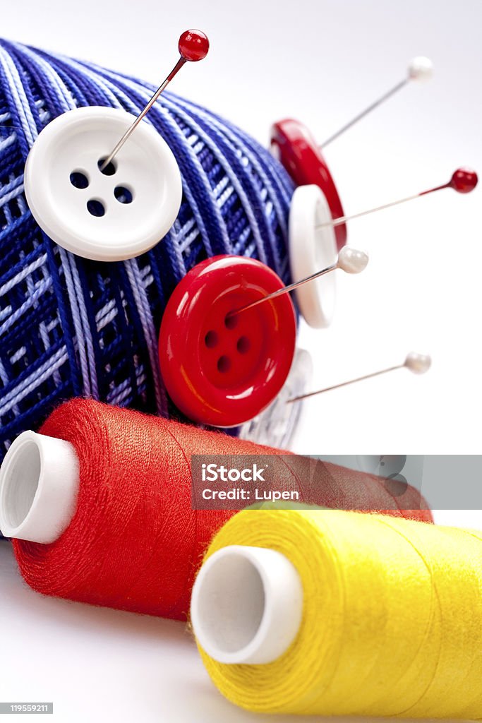 Contactos de lana de bola con botones - Foto de stock de Aguja - Mercería libre de derechos