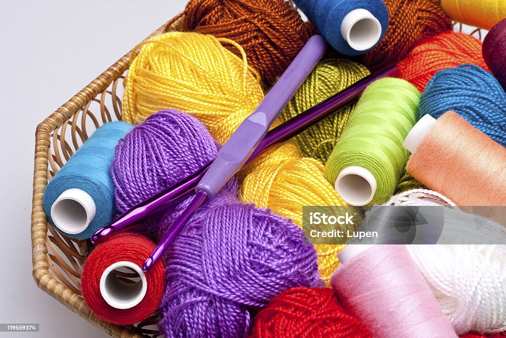 Cesta com fios e bolas para costura - Foto de stock de Algodão - Material Têxtil royalty-free