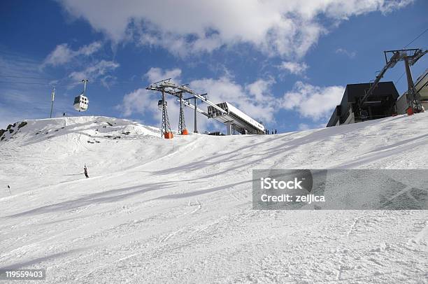 Foto de Estação De Esqui e mais fotos de stock de Corrida esportiva - Corrida esportiva, Prancha de snowboard, Alpes europeus