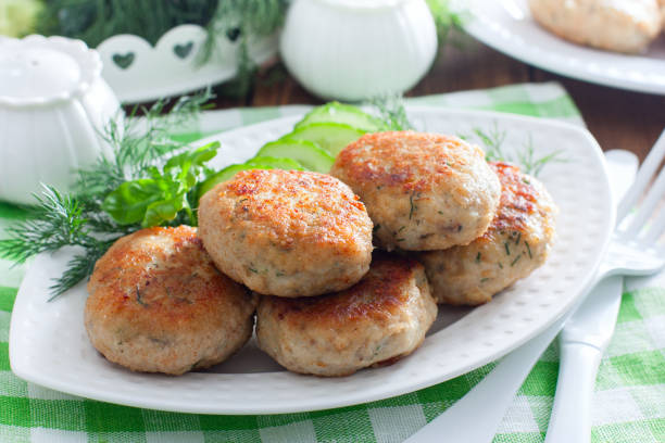 gebratene fischkuchen auf einem weißen teller mit reis, horizontal - fish cutlet stock-fotos und bilder