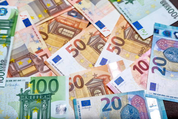 différents billets en euros comme arrière-plan - european union currency euro symbol currency paper currency photos et images de collection