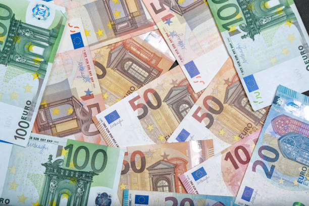 diverse banconote in euro come sfondo - number 100 number 500 paper currency close up foto e immagini stock