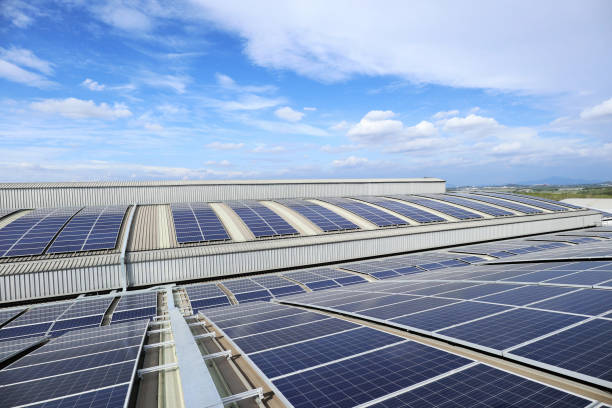 solar pv rooftop on curve roof under beautiful sky - polycrystalline imagens e fotografias de stock