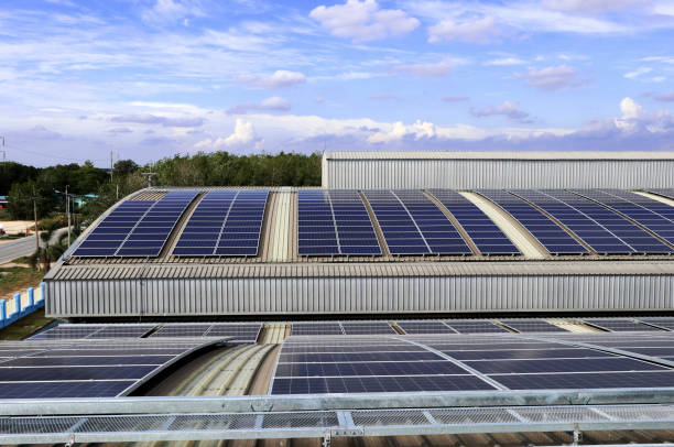 solar pv rooftop on curve roof under beautiful sky - polycrystalline imagens e fotografias de stock