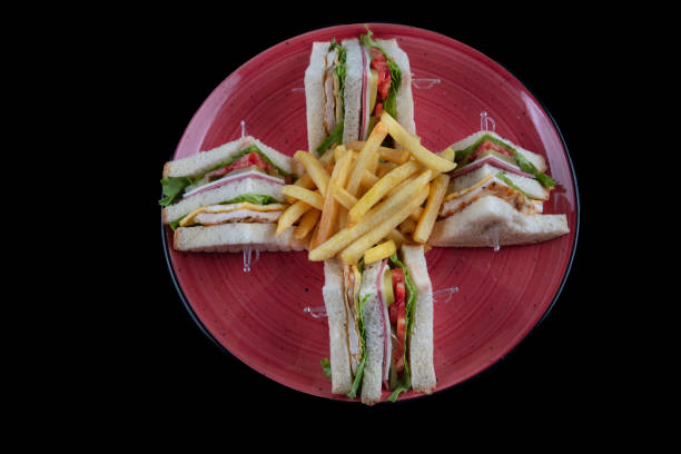 клубные сэндвичи и картофель фри �в красной тарелке на черном фоне. - club sandwich sandwich french fries turkey стоковые фото и изображения