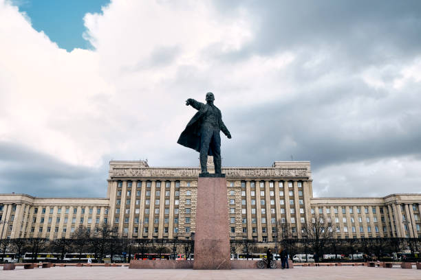 House Of Soviets and Moscow Square, St. Petersburg, Russia SAINT PETERSBURG, Russia - April 12, 2015: The Monument of Vladimir Lenin at House Of Soviets and Moscow Square in St. Petersburg, Russia moskovskaya stock pictures, royalty-free photos & images