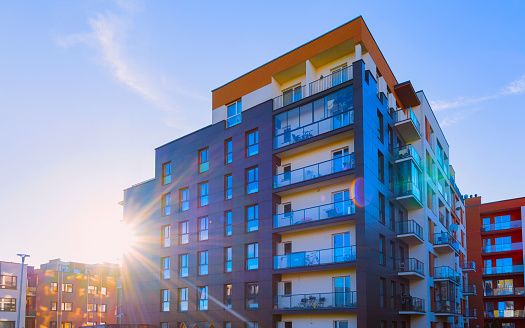 Residencial Apartamento casa fachada arquitectura con instalaciones al aire libre reflejo de la luz del sol photo