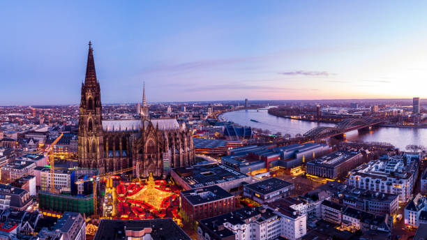 kölner weihnachtsmarkt, drohnen-luftblick über dem kölner rhein - rhein fotos stock-fotos und bilder