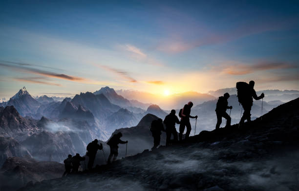 sagome di escursionisti al tramonto - alpinist foto e immagini stock