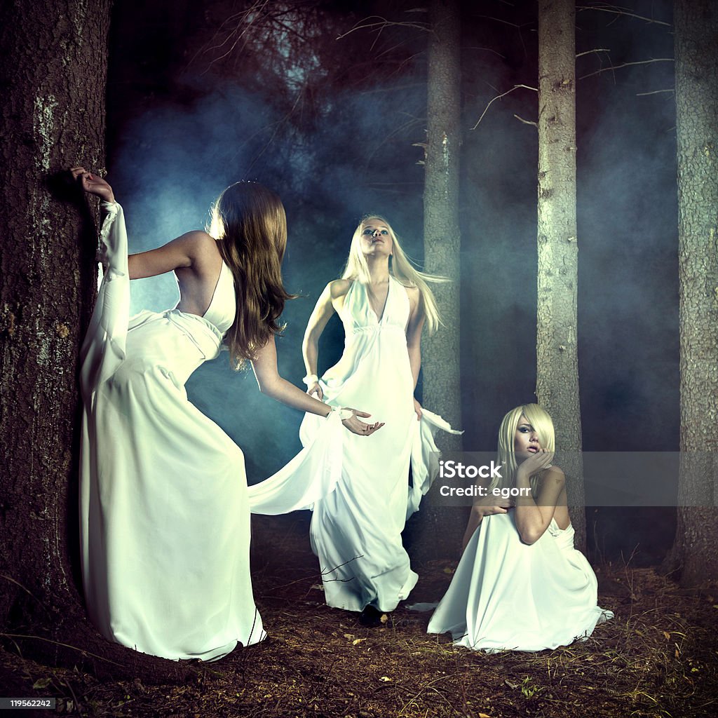 Tres nymphs en el bosque - Foto de stock de Fantasma libre de derechos