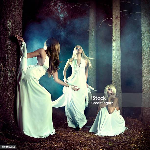 Foto de Três Ninfas Na Floresta e mais fotos de stock de Fantasma - Fantasma, Mulheres, Só Mulheres