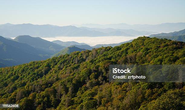 Foto de Montanhas Great Smoky E Um Vale De Neblina e mais fotos de stock de Appalachia - Appalachia, Carolina do Norte - Estado dos EUA, Destino turístico