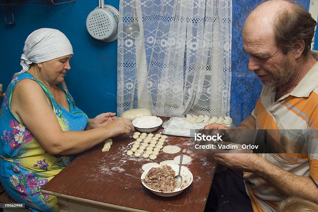 Casal prepara bolinhos. - Foto de stock de 60 Anos royalty-free