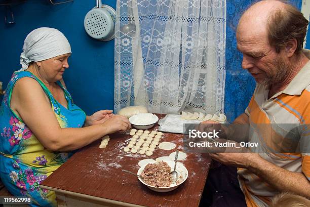 Foto de Casal Prepara Bolinhos e mais fotos de stock de 60 Anos - 60 Anos, Adulto, Afazeres Domésticos