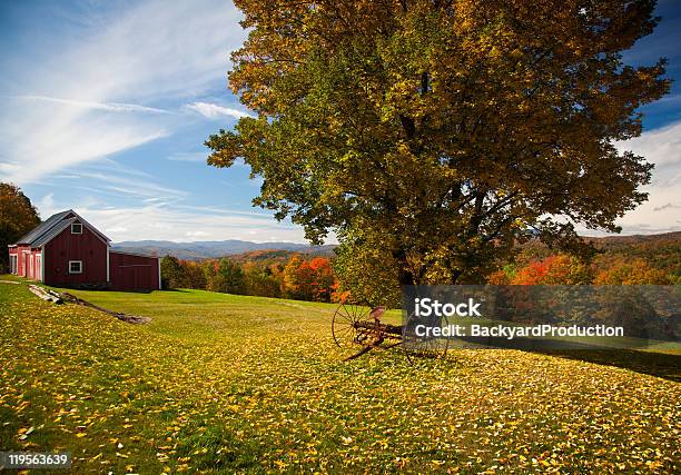 Otoño En Vermontvista Foto de stock y más banco de imágenes de Establo - Establo, Aire libre, Amarillo - Color