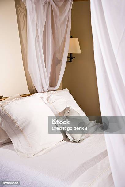 Kissen Auf Einem Weißen Markisebett Stockfoto und mehr Bilder von Aufgeräumter Raum - Aufgeräumter Raum, Bett, Bettdecke