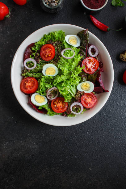 uova di quaglia di insalata salutari (verdure, pomodoro, lattuga e altri ingredienti) concetto di menu. sfondo alimentare. vista dall'alto. spazio di copia - serving quail food delicatessen foto e immagini stock