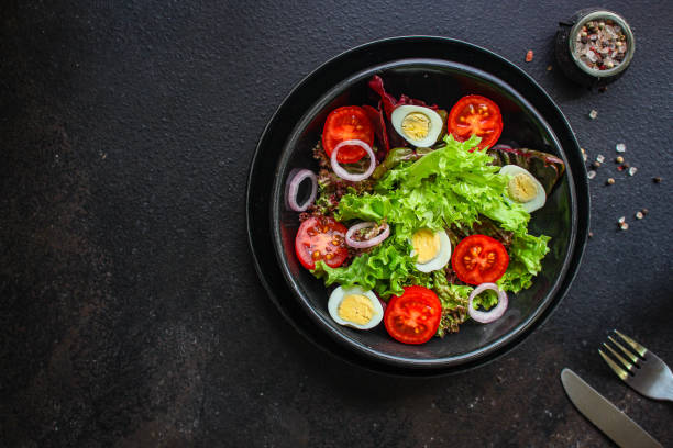 uova di quaglia di insalata salutari (verdure, pomodoro, lattuga e altri ingredienti) concetto di menu. sfondo alimentare. vista dall'alto. spazio di copia - serving quail food delicatessen foto e immagini stock