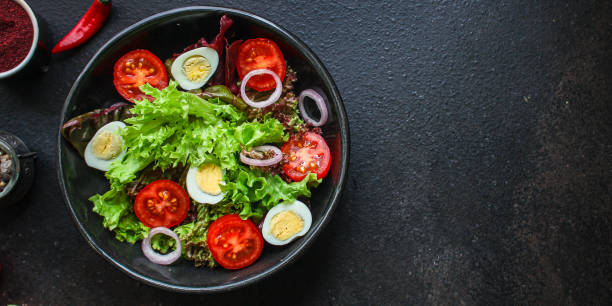 uova di quaglia di insalata salutari (verdure, pomodoro, lattuga e altri ingredienti) concetto di menu. sfondo alimentare. vista dall'alto. spazio di copia - serving quail food delicatessen foto e immagini stock