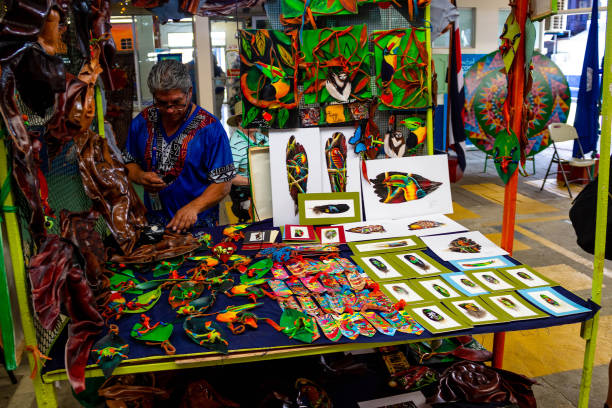 lembranças étnicas, bonés de beisebol, bolsas com vários padrões pendurados no mercado de rua - baseball cap hat merchandise nature - fotografias e filmes do acervo