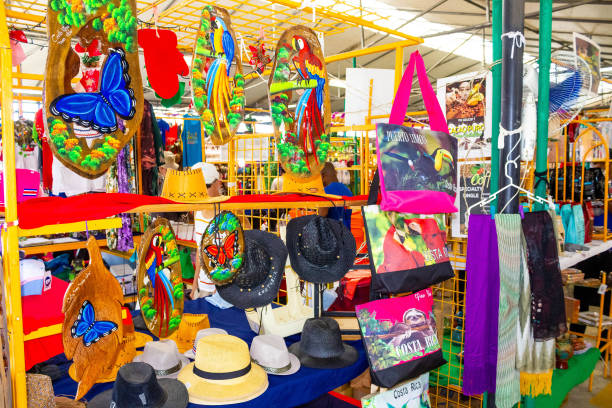 pamiątki etniczne, czapki z daszkiem, torby z różnymi wzorami wiszące na rynku ulicznym - baseball cap hat merchandise nature zdjęcia i obrazy z banku zdjęć
