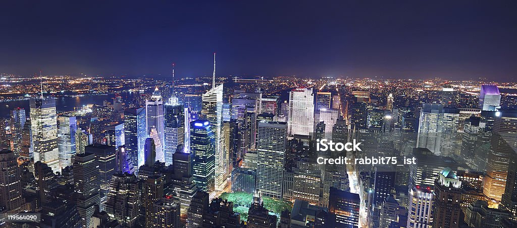 ニューヨーク市の夜のパノラマ - ミッドタウンマンハッタンのロイヤリティフリーストックフォト