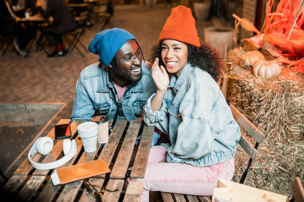 le type afro-américain heureux regardant la femme dans le café de rue - 2321 photos et images de collection