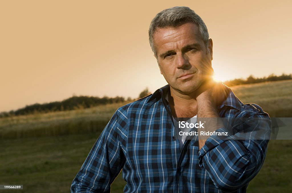 Удовлетворен зрелый человек на открытом воздухе - Стоковые фото Фермер роялти-фри