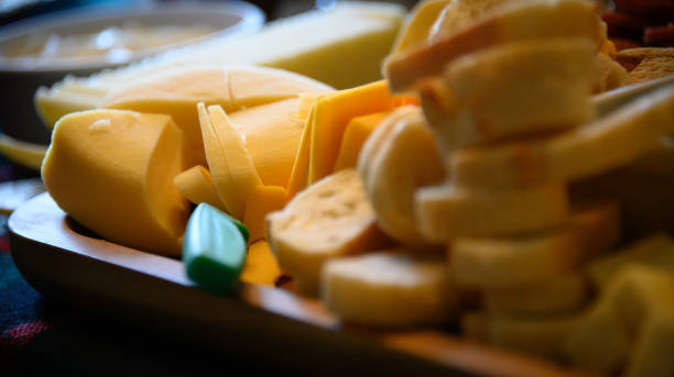 праздничный выбор charcuterie - cheese tray cube swiss cheese стоковые фото и изображения