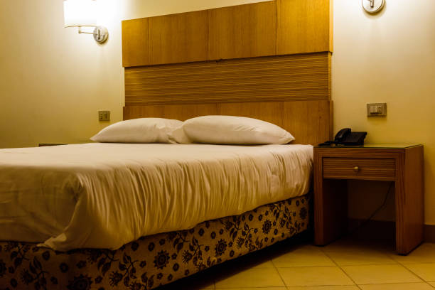 モダンな客室内のダブルベッドとテーブル - double bed headboard hotel room design ストックフォトと画像