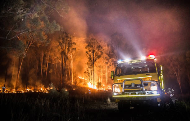 avustralya kırsal i̇tfaiye kamyonu - orman yangını stok fotoğraflar ve resimler