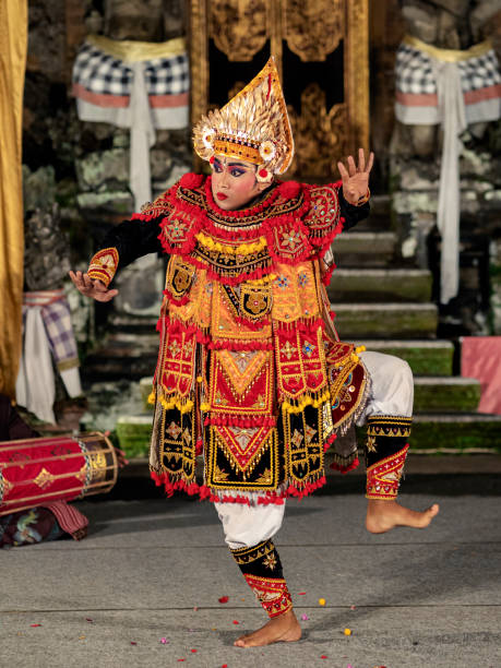 ballerina balinese che esegue rituali baris danza guerriera indossando costumi cerimoniali tradizionali a ubud, bali, indonesia - danza del legong immagine foto e immagini stock