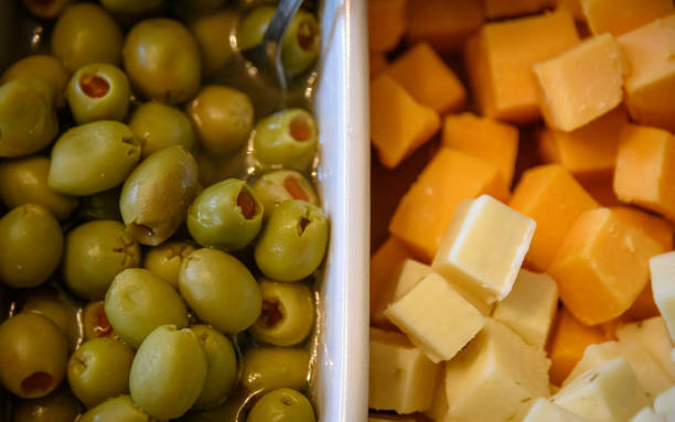 оливковый и сырный трей - cheese tray cube swiss cheese стоковые фото и изображения