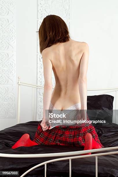 Brunette における上半身裸でのランジェリーひざまずくベッド - ひざまずくのストックフォトや画像を多数ご用意 - ひざまずく, カラー画像, キルト