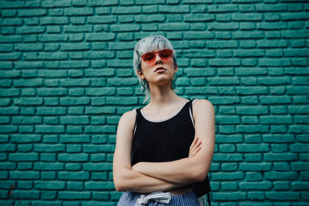 chica fresca con actitud posando en la boca, buenos aires - street style fotografías e imágenes de stock