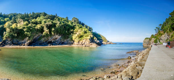 Ea is located on the Spain nothenrn coast at 50 km northeast from Bilbao. It is in the bottom of an small estuary that breaks through the cliffs of the Bay of Biscay. The Ea river crosses the townand there is a small fishing port. Nevertheless, the predominant activities are agriculture, silviculture and cattle. It has many farms disperse around the Basque countryside. NMear other towns: Bedarona and Natxitua.