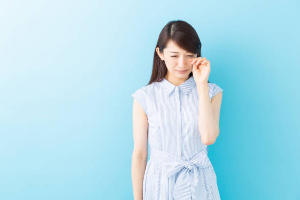 泣くアジアの女性 - 涙 日本人 ストックフォトと画像