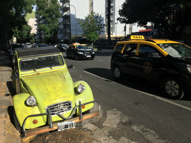 vecchia citroen 2cv parcheggiata in strada - public transportation buenos aires argentina palermo buenos aires foto e immagini stock