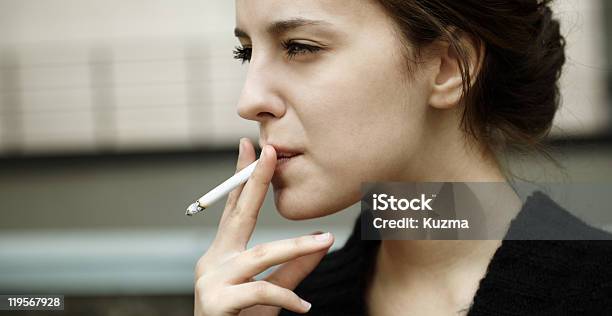 Fumar - Fotografias de stock e mais imagens de Fumar - Fumar, Mulheres, Cigarro