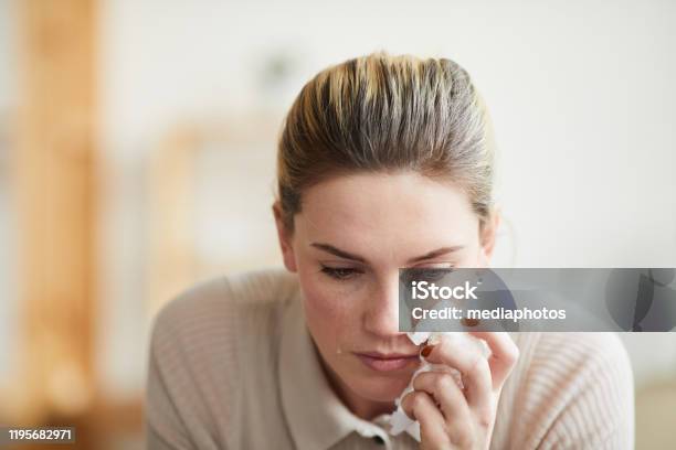 Verdrietgetroffen Jonge Vrouw Kijkend Naar Beneden En Vegen Tranen Met Servet Op Therapiesessie Emoties Concept Stockfoto en meer beelden van Huilen - Gezichtsuitdrukking