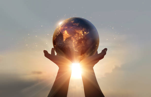 밤에 지구는 인간의 손에 들고 있었다. 지구의 날. 에너지 절약 개념, nasa에 의해 제공이 이미지의 요소 - human hand globe earth planet 뉴스 사진 이미지