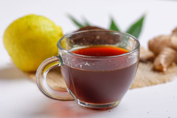 czarna herbata z imbirem i cytryną na białym tle - ginger tea cup cold and flu tea zdjęcia i obrazy z banku zdjęć