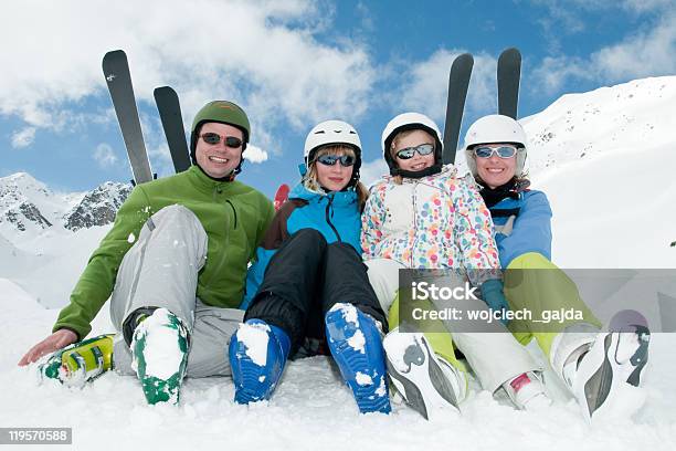 Família Feliz Equipa De Esqui - Fotografias de stock e mais imagens de Adolescente - Adolescente, Alegria, Alpes Europeus