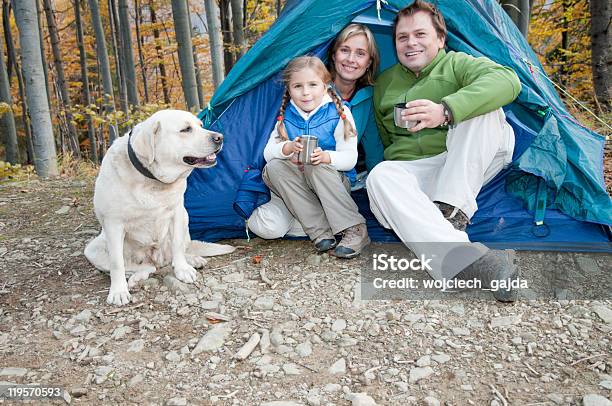Foto de Família Outono De Acampamento Com Cachorro e mais fotos de stock de Acampar - Acampar, Adulto, Animal