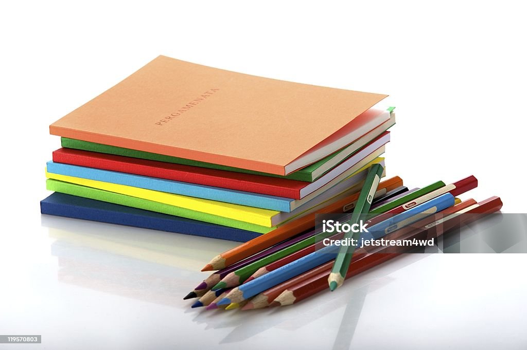 Pila di libri e dodici matite - Foto stock royalty-free di Attrezzi da lavoro