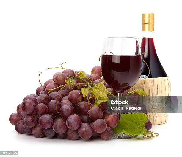 Uva Negra Y Vino Foto de stock y más banco de imágenes de Alimento - Alimento, Blanco - Color, Botella